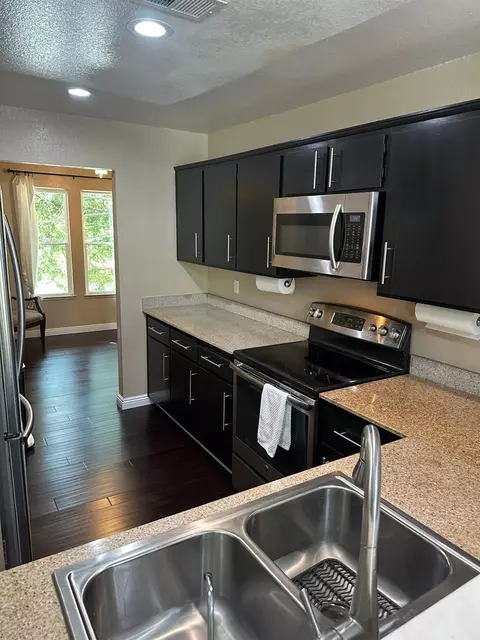 Kitchen - 2401 Eilers Ln #902, Lodi, CA 95242 photo 3 of 5