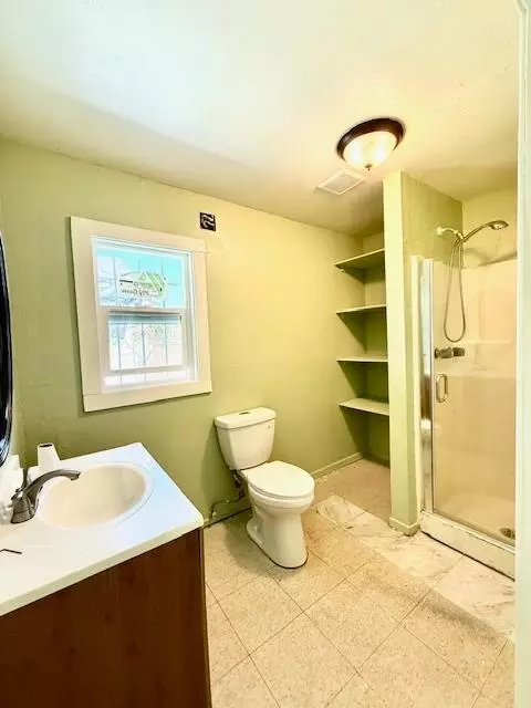 Bath - 6905 Halliday Ave, Oakland, CA 94605 photo 6 of 6