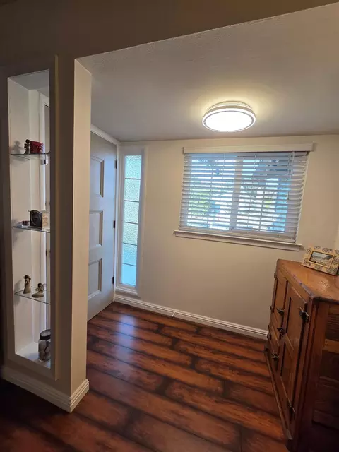 5710 Parkoaks Dr, Carmichael, CA 95608 photo 4
