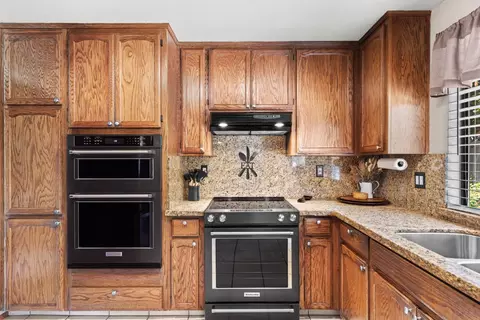 Kitchen - 1551 Arnell Pl, Manteca, CA 95337 photo 2 of 5