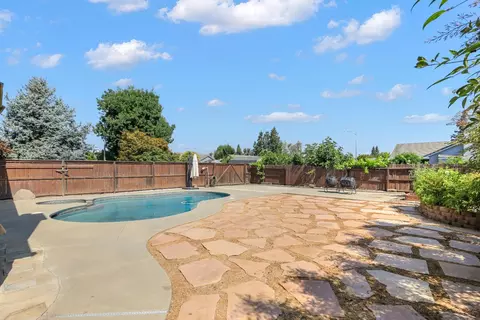 Exterior - 850 Evergreen Dr, Lodi, CA 95242 photo 7 of 8