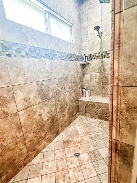 Bath - 5569 Tegner Rd, Hilmar, CA 95324 photo 7 of 11