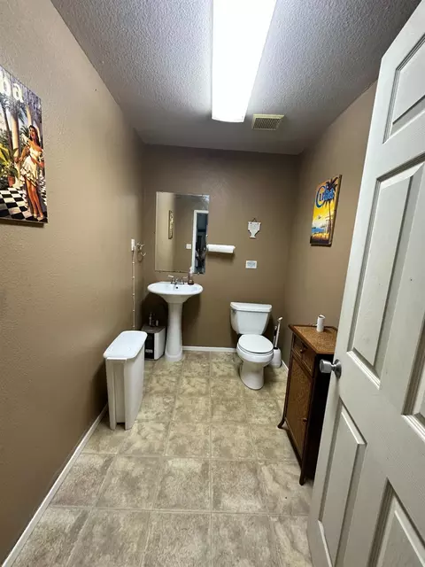 Bath - 5569 Tegner Rd, Hilmar, CA 95324 photo 11 of 11