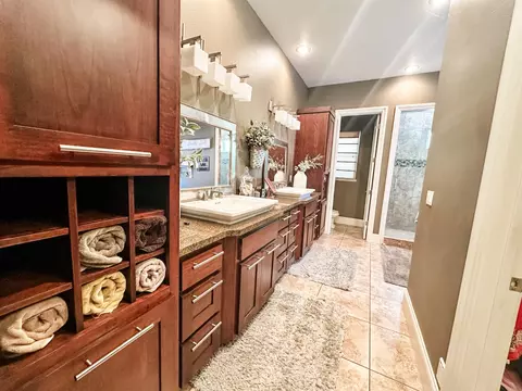 Bath - 5569 Tegner Rd, Hilmar, CA 95324 photo 2 of 11