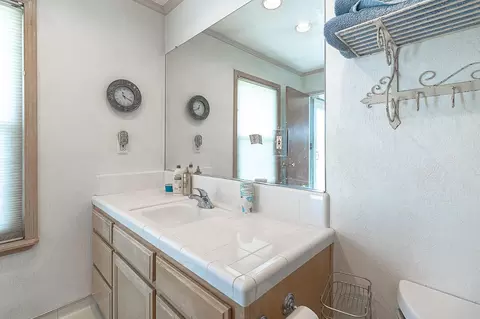 Bath - 4806 Hammett Rd, Modesto, CA 95358 photo 3 of 4