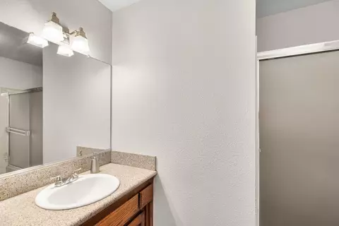 Bath - 2043 Poland Rd, Modesto, CA 95358 photo 3 of 3
