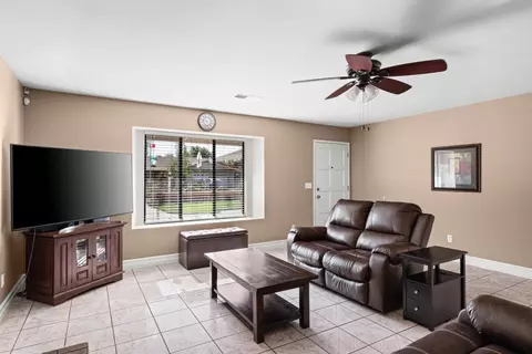 Living - 2043 Poland Rd, Modesto, CA 95358 photo 2 of 3