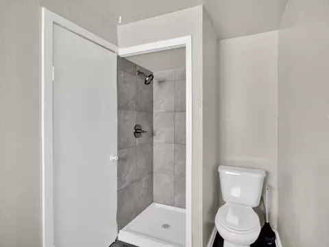 Bath - 613 14th St, Modesto, CA 95354 photo 1 of 2