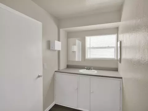 Bath - 613 14th St, Modesto, CA 95354 photo 2 of 2