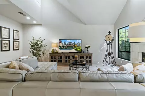 Living - 1132 Rivergate Dr #13, Lodi, CA 95240 photo 4 of 7
