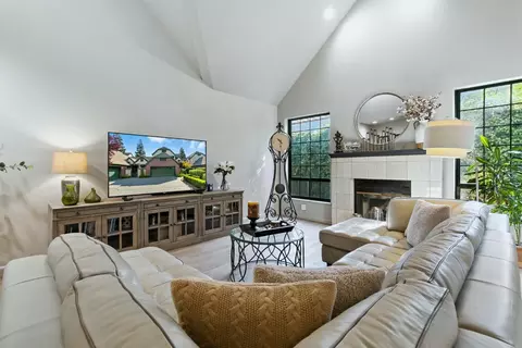 Living - 1132 Rivergate Dr #13, Lodi, CA 95240 photo 2 of 7