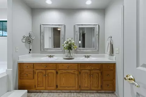 Bath - 1132 Rivergate Dr #13, Lodi, CA 95240 photo 5 of 6