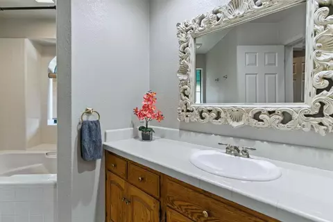 Bath - 1132 Rivergate Dr #13, Lodi, CA 95240 photo 3 of 6