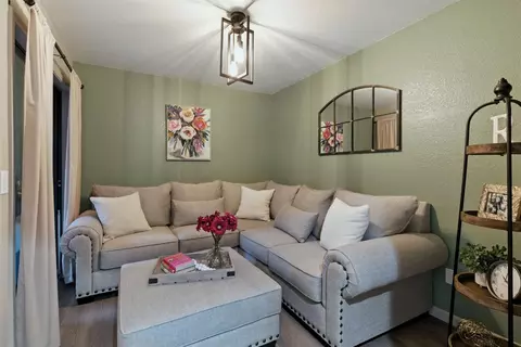Living - 1132 Rivergate Dr #13, Lodi, CA 95240 photo 3 of 7