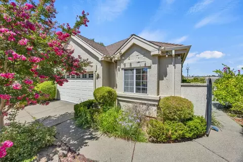 Exterior - 5127 Walnut Pointe Ln, Carmichael, CA 95608 photo 2 of 10