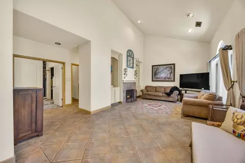 Entry Way - 5127 Walnut Pointe Ln, Carmichael, CA 95608 photo 2 of 4
