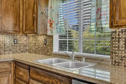 Kitchen - 5127 Walnut Pointe Ln, Carmichael, CA 95608 photo 4 of 6