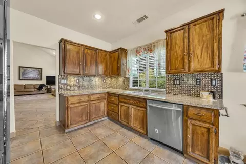 Kitchen - 5127 Walnut Pointe Ln, Carmichael, CA 95608 photo 3 of 6