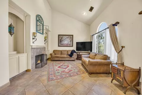 Living - 5127 Walnut Pointe Ln, Carmichael, CA 95608 photo 1 of 3