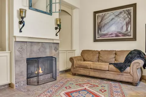 Living - 5127 Walnut Pointe Ln, Carmichael, CA 95608 photo 3 of 3