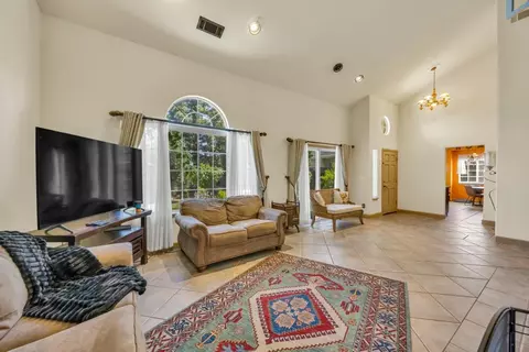 Living - 5127 Walnut Pointe Ln, Carmichael, CA 95608 photo 2 of 3