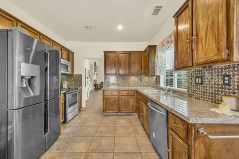 Kitchen - 5127 Walnut Pointe Ln, Carmichael, CA 95608 photo 2 of 6