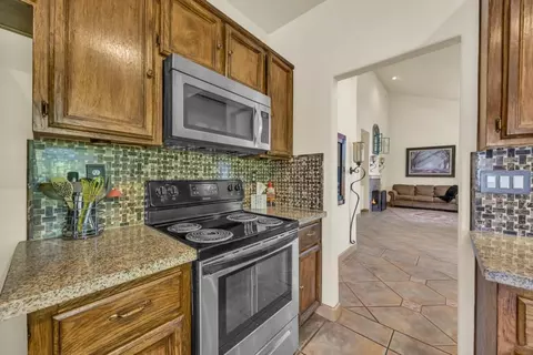 Kitchen - 5127 Walnut Pointe Ln, Carmichael, CA 95608 photo 5 of 6