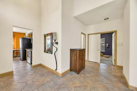 Entry Way - 5127 Walnut Pointe Ln, Carmichael, CA 95608 photo 3 of 4