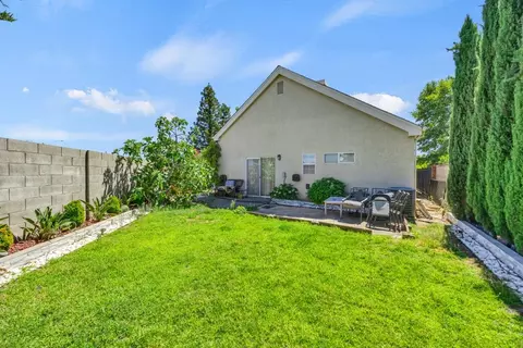 Exterior - 5127 Walnut Pointe Ln, Carmichael, CA 95608 photo 9 of 10