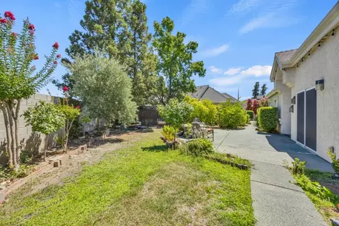 Exterior - 5127 Walnut Pointe Ln, Carmichael, CA 95608 photo 6 of 10
