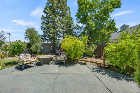 Exterior - 5127 Walnut Pointe Ln, Carmichael, CA 95608 photo 3 of 10