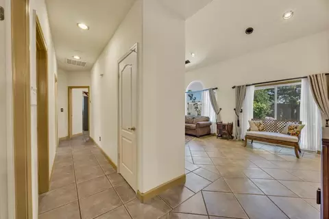 Entry Way - 5127 Walnut Pointe Ln, Carmichael, CA 95608 photo 4 of 4