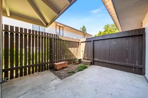 Exterior - 5511 Roundtree Dr #E, Concord, CA 94521 photo 2 of 6