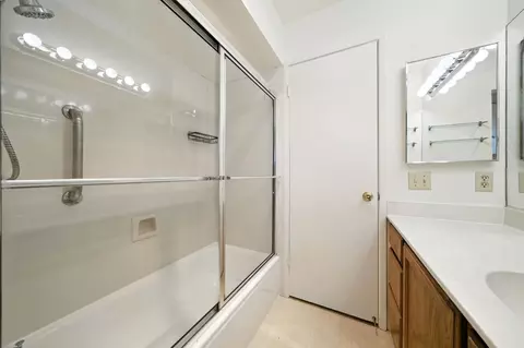 Bath - 5511 Roundtree Dr #E, Concord, CA 94521 photo 3 of 3