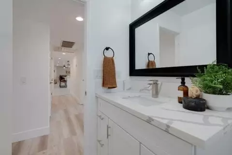 Bath - 6931 Lincoln Ave, Carmichael, CA 95608 photo 6 of 7