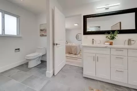 Bath - 6931 Lincoln Ave, Carmichael, CA 95608 photo 5 of 7