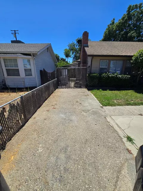 Exterior - 1104 Lombardy Dr, Modesto, CA 95351 photo 6 of 7