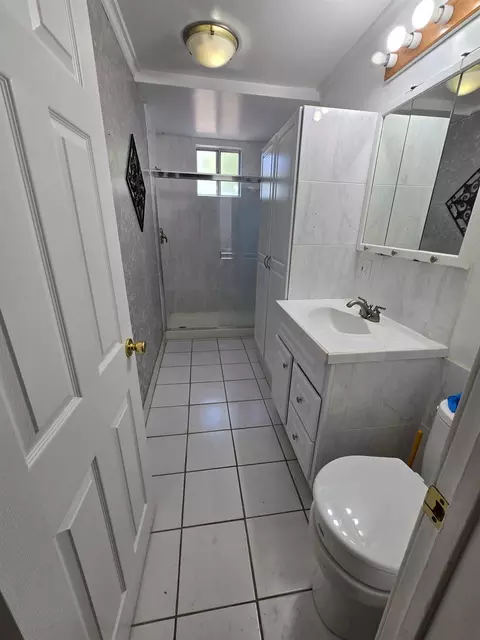 Bath - 1104 Lombardy Dr, Modesto, CA 95351 photo 1 of 2