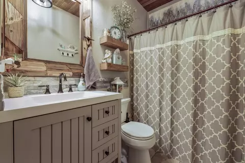 Bath - 7204 Prelude Ln, Hughson, CA 95326 photo 1 of 2