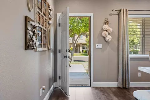 Entry Way - 7204 Prelude Ln, Hughson, CA 95326 photo 2 of 10