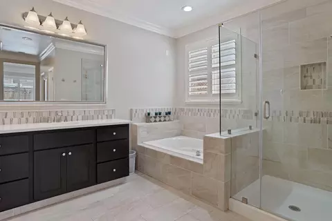 Bath - 1483 Roger Dr, Tracy, CA 95304 photo 5 of 7