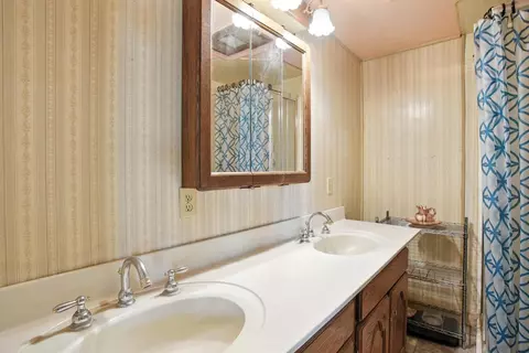 Bath - 714 Simon St, Galt, CA 95632 photo 1 of 1