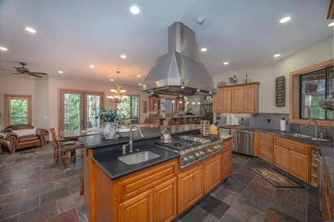 Kitchen - 1834 Thunderbolt Trl, Arnold, CA 95223 photo 6 of 10