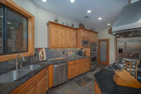 Kitchen - 1834 Thunderbolt Trl, Arnold, CA 95223 photo 7 of 10
