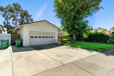 954 Woodrow St, Lodi, CA 95240 photo 2