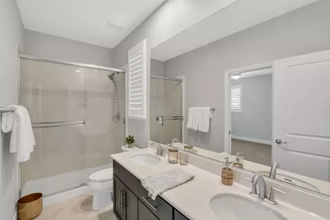 Bath - 246 Brooks St, Lodi, CA 95240 photo 2 of 7