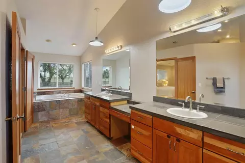 Bath - 25201 S Lammers Rd, Tracy, CA 95377 photo 5 of 9