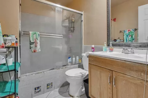 Bath - 500 Chestnut Ave, Tracy, CA 95376 photo 1 of 6