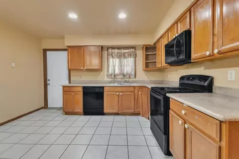 Kitchen - 500 Chestnut Ave, Tracy, CA 95376 photo 6 of 6