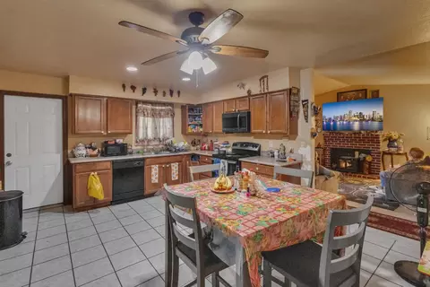 Kitchen - 500 Chestnut Ave, Tracy, CA 95376 photo 4 of 6